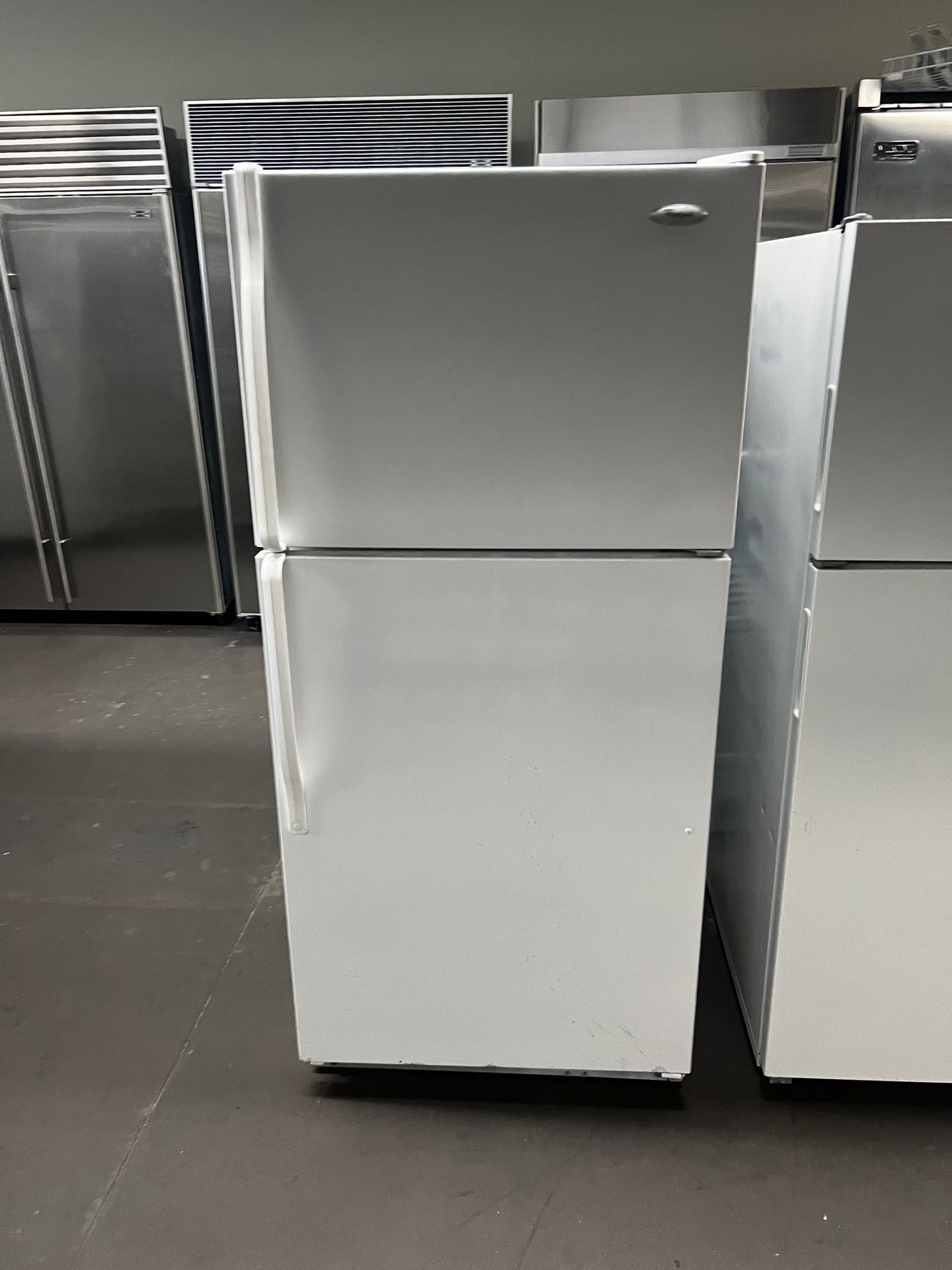 Whirlpool Top Freezer Refrigerator In White 18 Cu Ft 