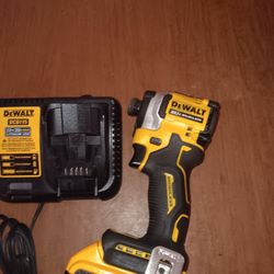 Dewalt Impact Driver 1/4" Used Good 2.0 Batt&Charger Everything Included. Firm Price/precio Firme 🛑 