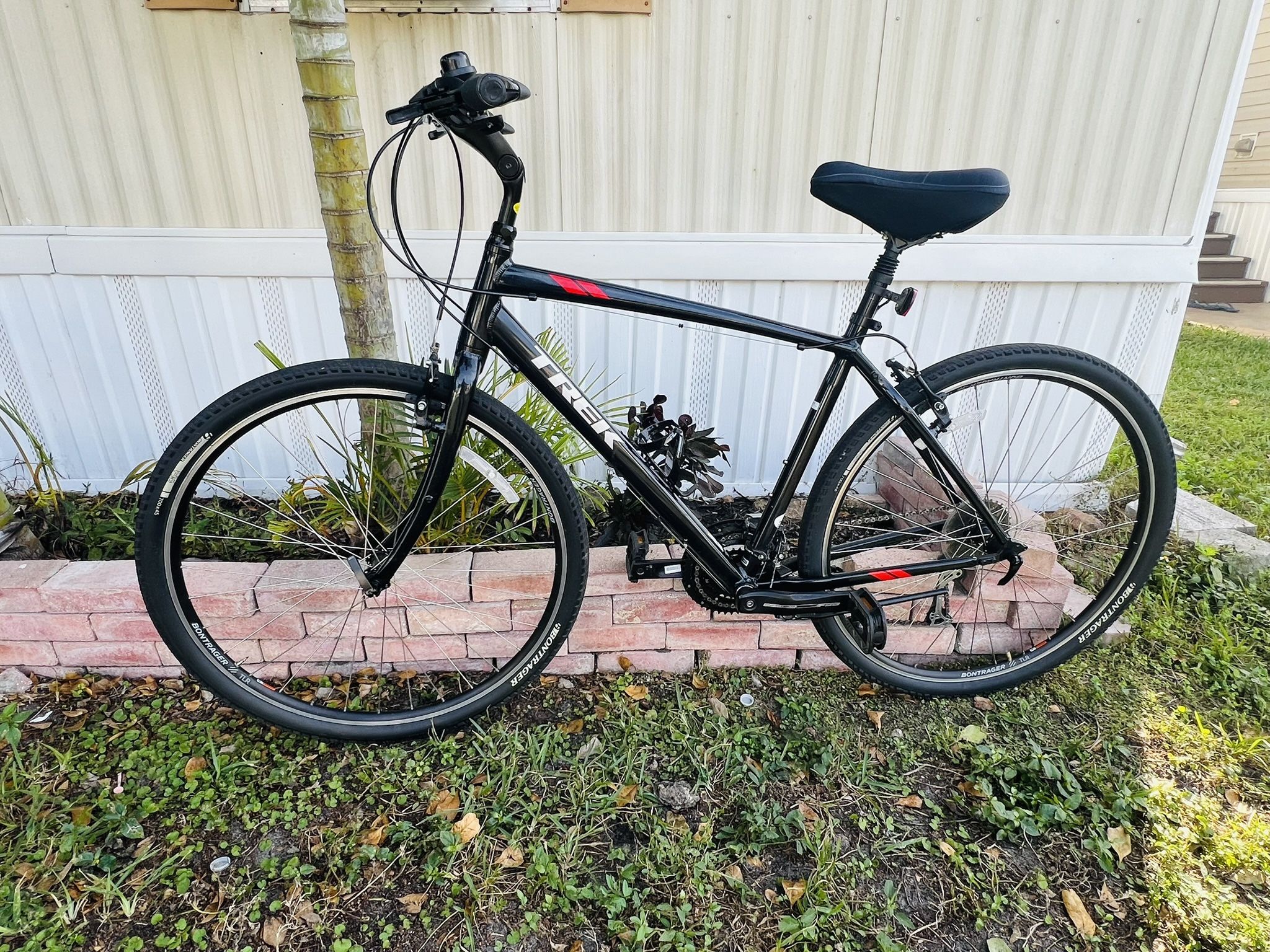 Trek Verve 3 hybrid bike