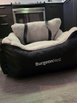 Black and white BurgeonNest dog car seat