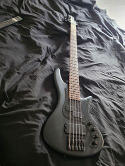 Schecter 
Stiletto Stealth-5
rings
