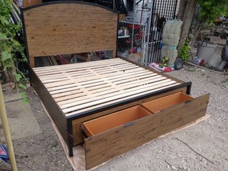 King 👑 bed frame with 2 storage drawers.