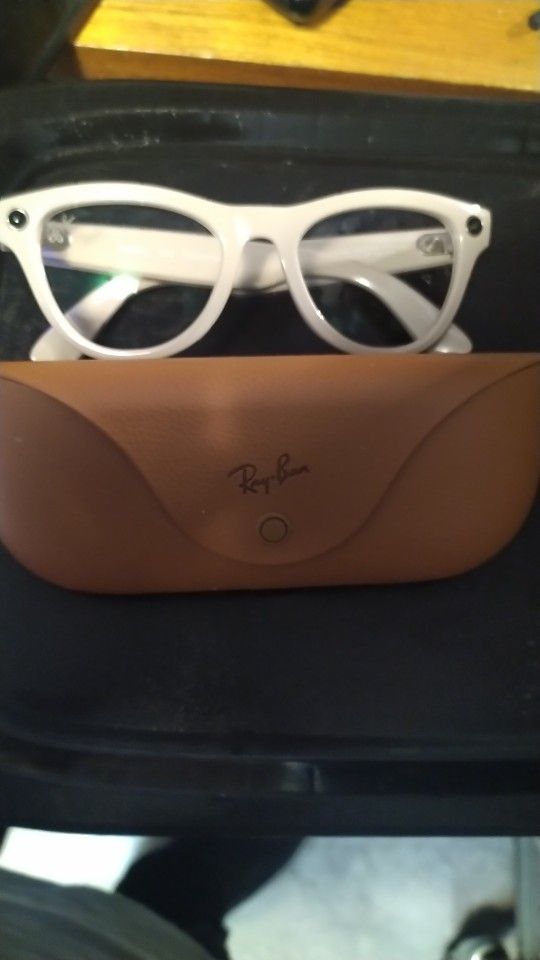 RAY BANS AI GLASSES