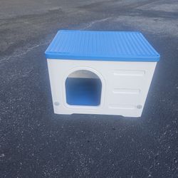 PLASTIC PET HOUSE. 16in Hi  2QIN LONG 16IN DEEP 