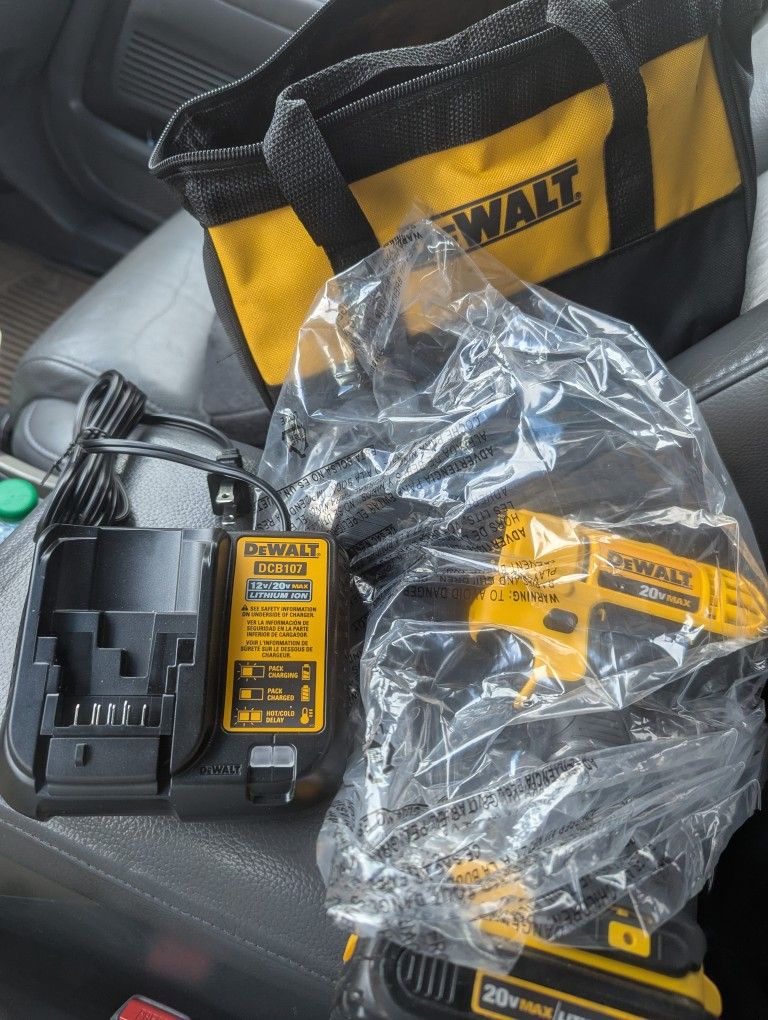 NEW DEWALT DRILL SET COMBO !!