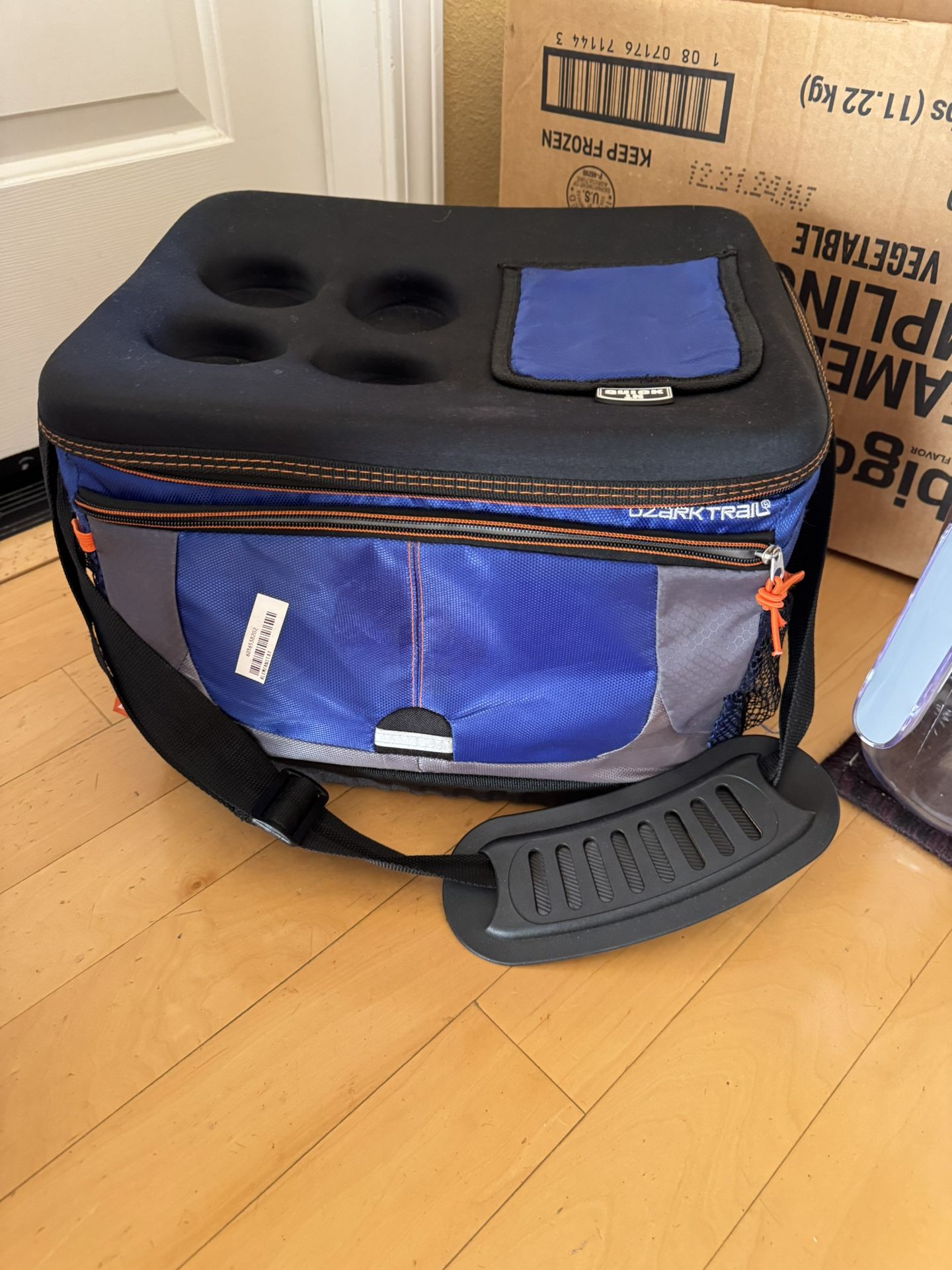 Cooler with carrying handle