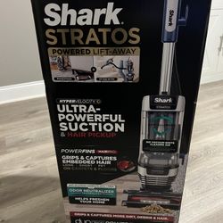 Shark - Stratos Upright Vacuum with DuoClean PowerFins HairPro, Self-Cleaning...