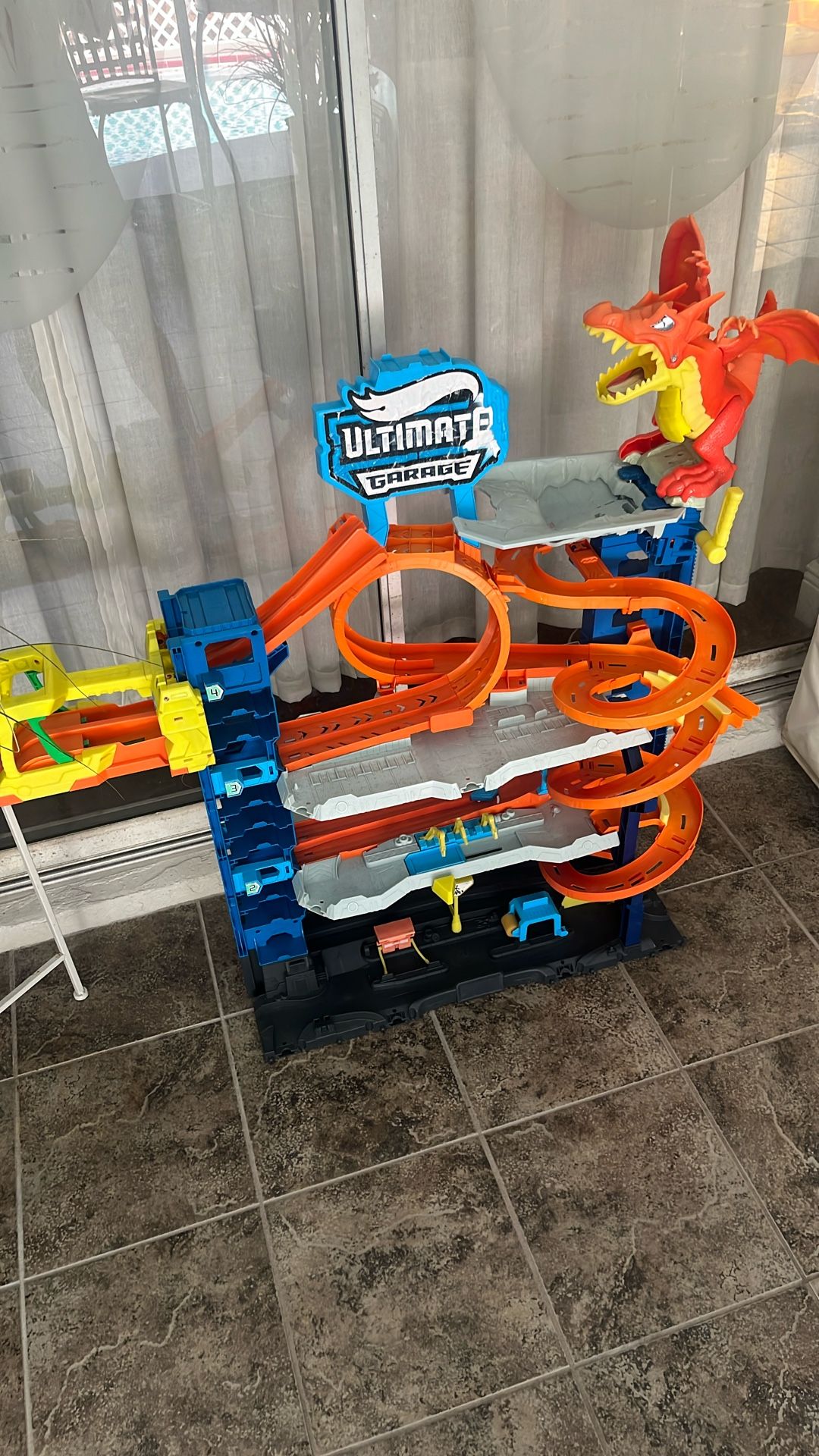 Hot Wheels Dragon Garage