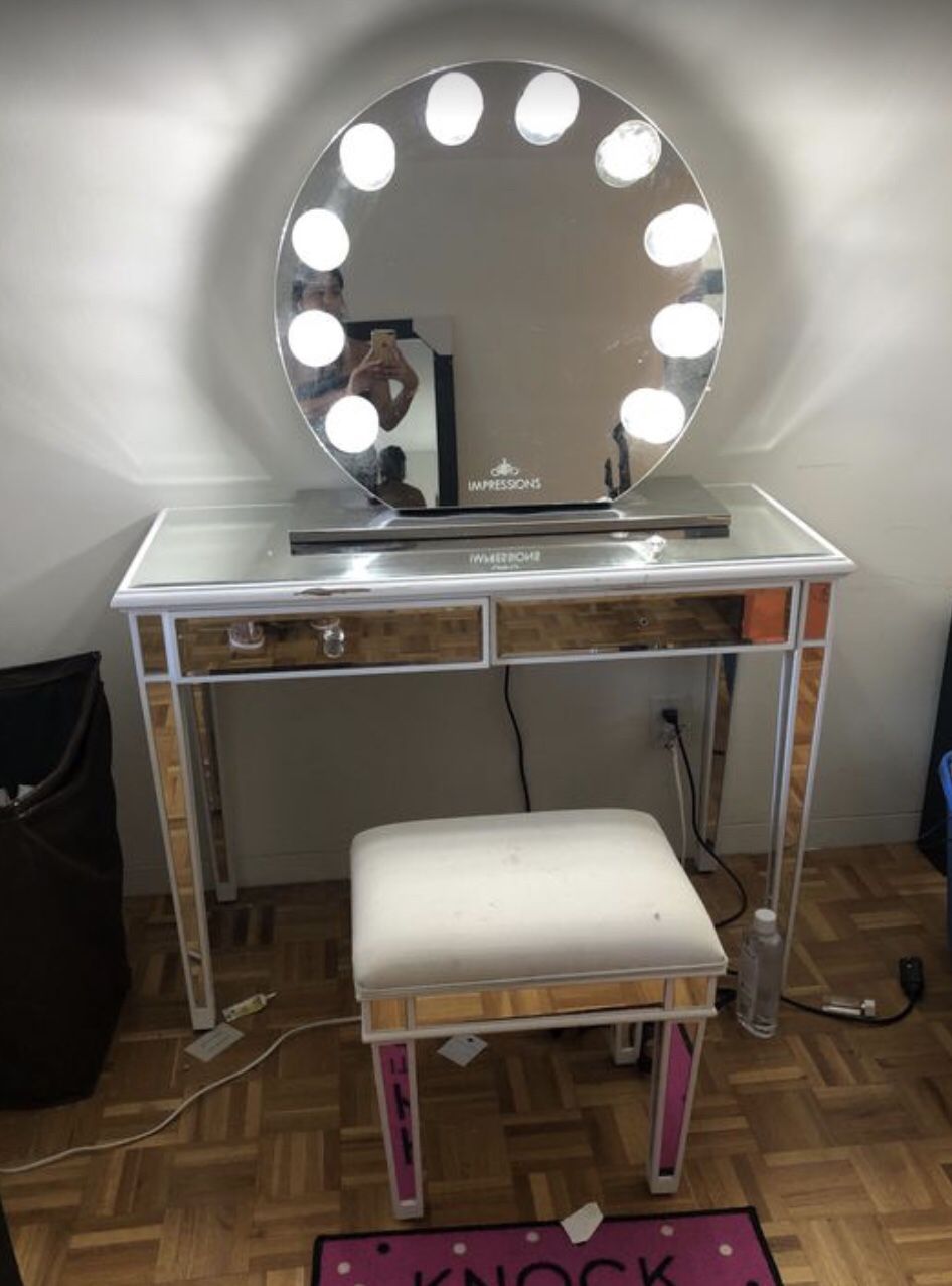 Impression Vanity w/stool and Lighted Mirror