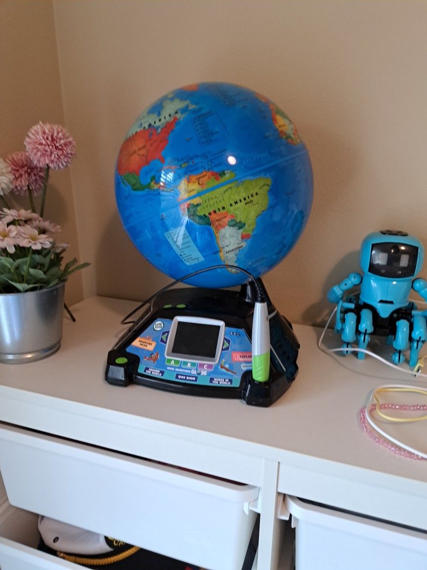 Leaf Frog - Earth Globe