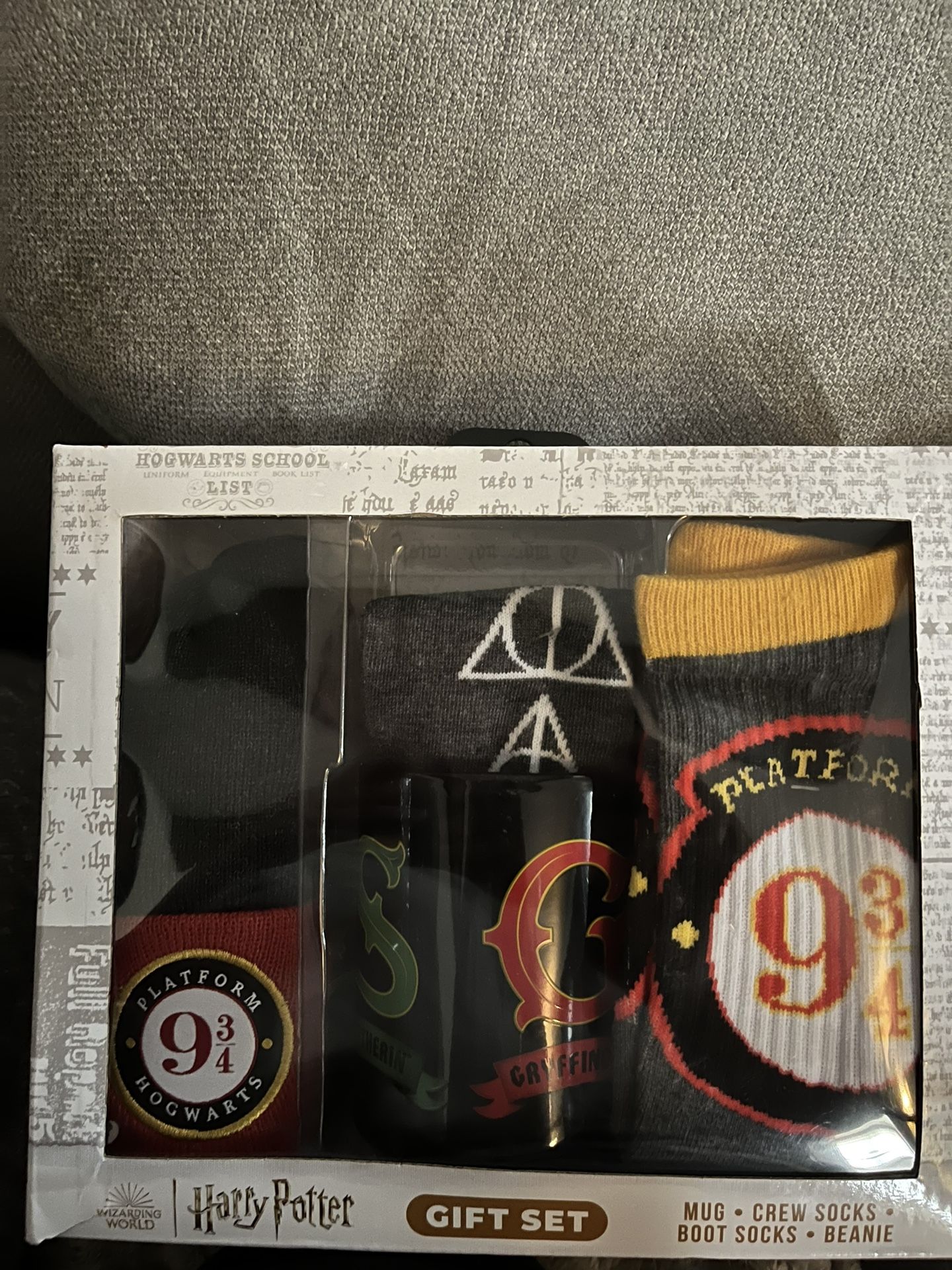 Harry Potter Gift Box Hat, 2 Pair Of Socks And A Mug
