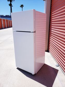 Free Delivery Top Freezer Refrigerator Super Clean Works Perfectly Running & Cold When You Look GE 18 CuFt
