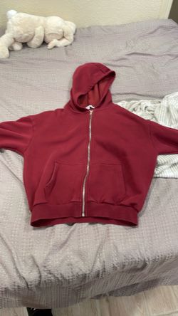 woman’s maroon sweater mediu