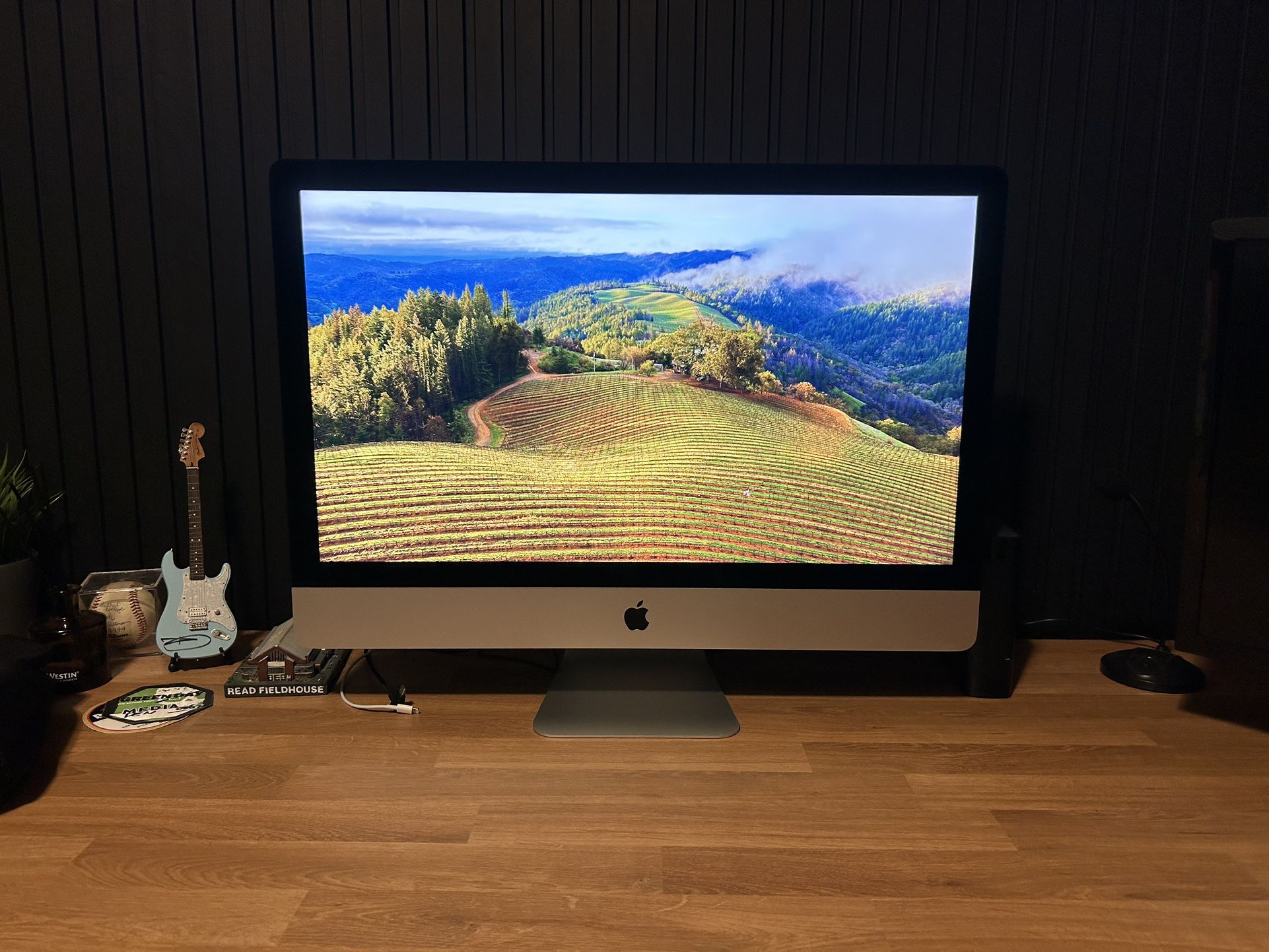 MINT — 2020 iMac 5k (i7, Radeon Pro 5700XT, 72GB RAM, 4 TB SSD)