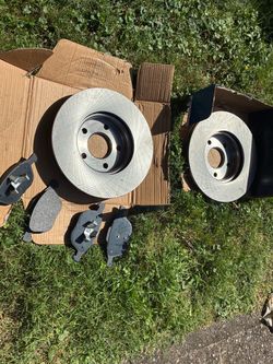 🚗 BRAND NEW BRAKE ROTORS & PADS FOR SALE! 🚗  Selling a complete brake set  rotors and brake pads. I THINK FOR A NISSAN ALTIMA 6 cylinder not sure