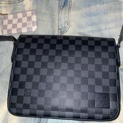 LV Messenger Bag District PM