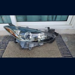 2014- 2016 MAZDA 3 RIGHT HEADLIGHT
PASSENGER SIDE HALOGEN GENUINE USED
OEM. B4