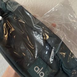 Alo yoga green explorer fanny pack