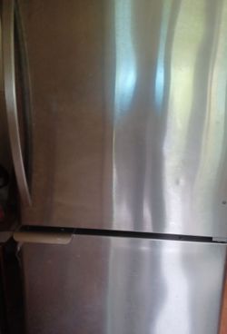 Stainless Refrigerator bottom freezer like new