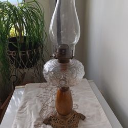 ANTIQUE 19th CENTURY WATERBURY OIL LAMP WITH RUFFLED GLASS