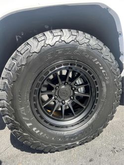 17X9 LOCK OFFROAD 6x139.7 +0 ET 285/70R17 BFGOODRICH KO2