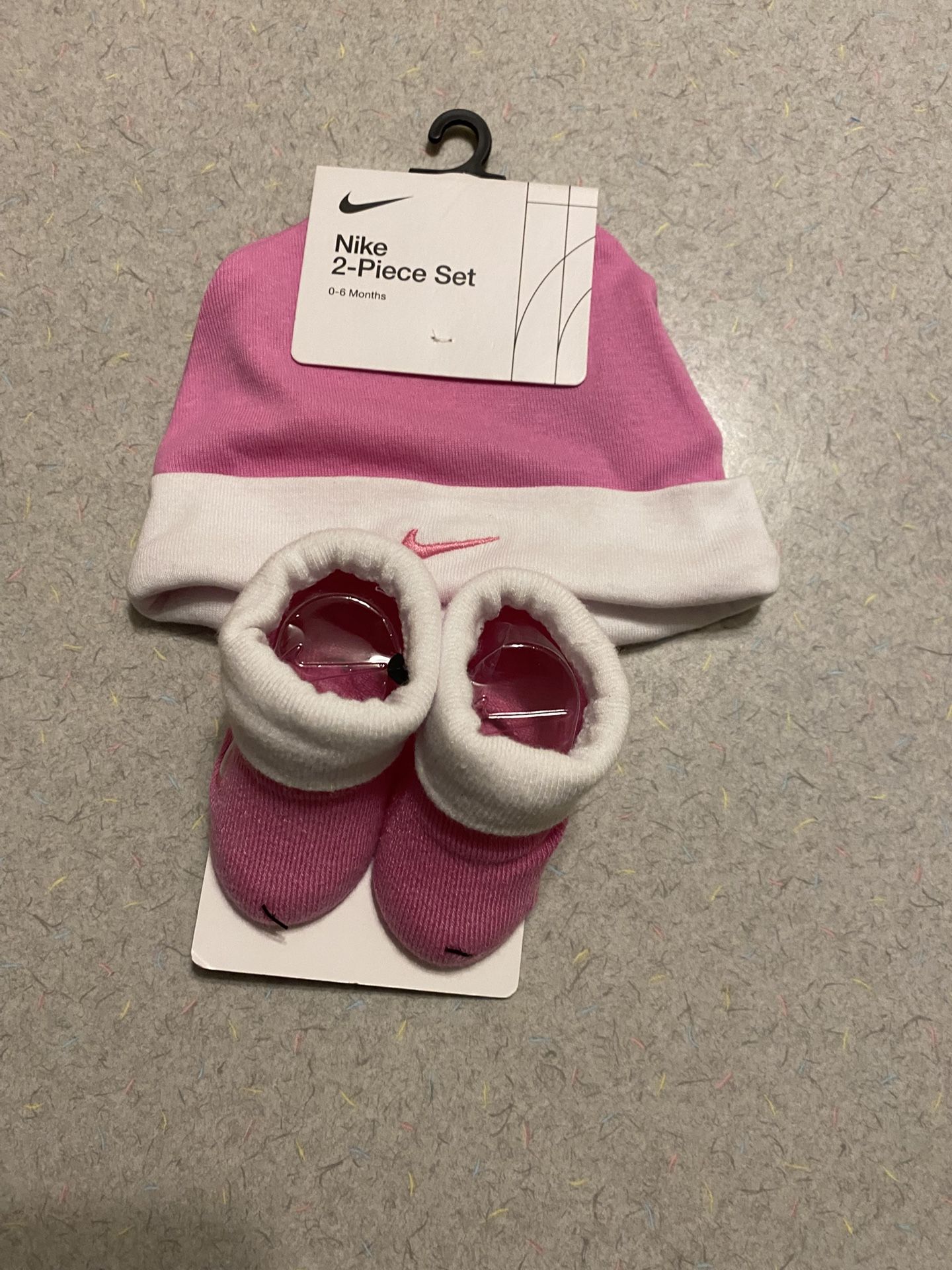 NWT 2 Pc Nike 2 -Piece Set 0-6 Months