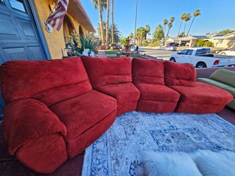 Beautiful Round Sectional With 2 recliner totally Deep Clean Good Condition No Stains No Smell red color