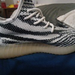 Size 9 Mens (NEVER WORN) Yeezys Boost 350 Zebra. (Make Offers)