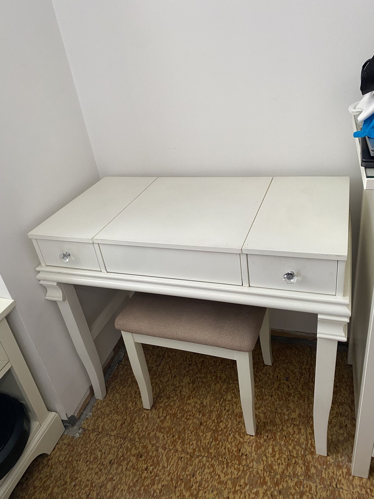 White Wood Vanity Desk W/Mirror Draws And Bench 