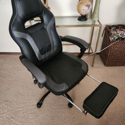 Gaming Chair With AUX PLUG-IN