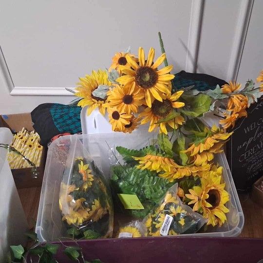 🌻 Sunflower LOT Including several types of Sunflowers,including Garland,greenery and some with Stems ,some Just The Heads For Decor