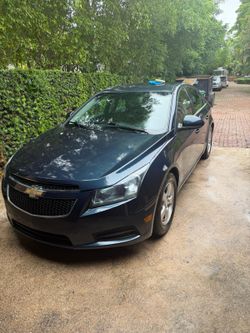 Se vende Chevrolet Cruze 2013 en muy buenas condiciones, con 126,531 millas. Un sedán cómodo, económico en combustible y perfecto para el día a día. B