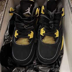 Jordan 4 Thunder