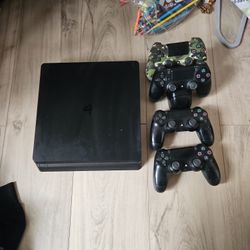 PS4 W/4 REMOTES