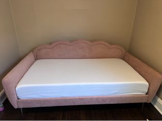 Twin Ashley’s bed frame with mattress