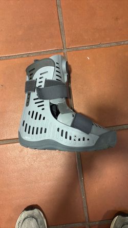 Medical boot size medium right foot men’s