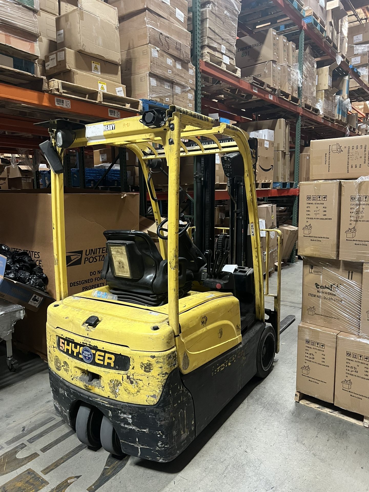 Hyster 3 wheeler electric forklift