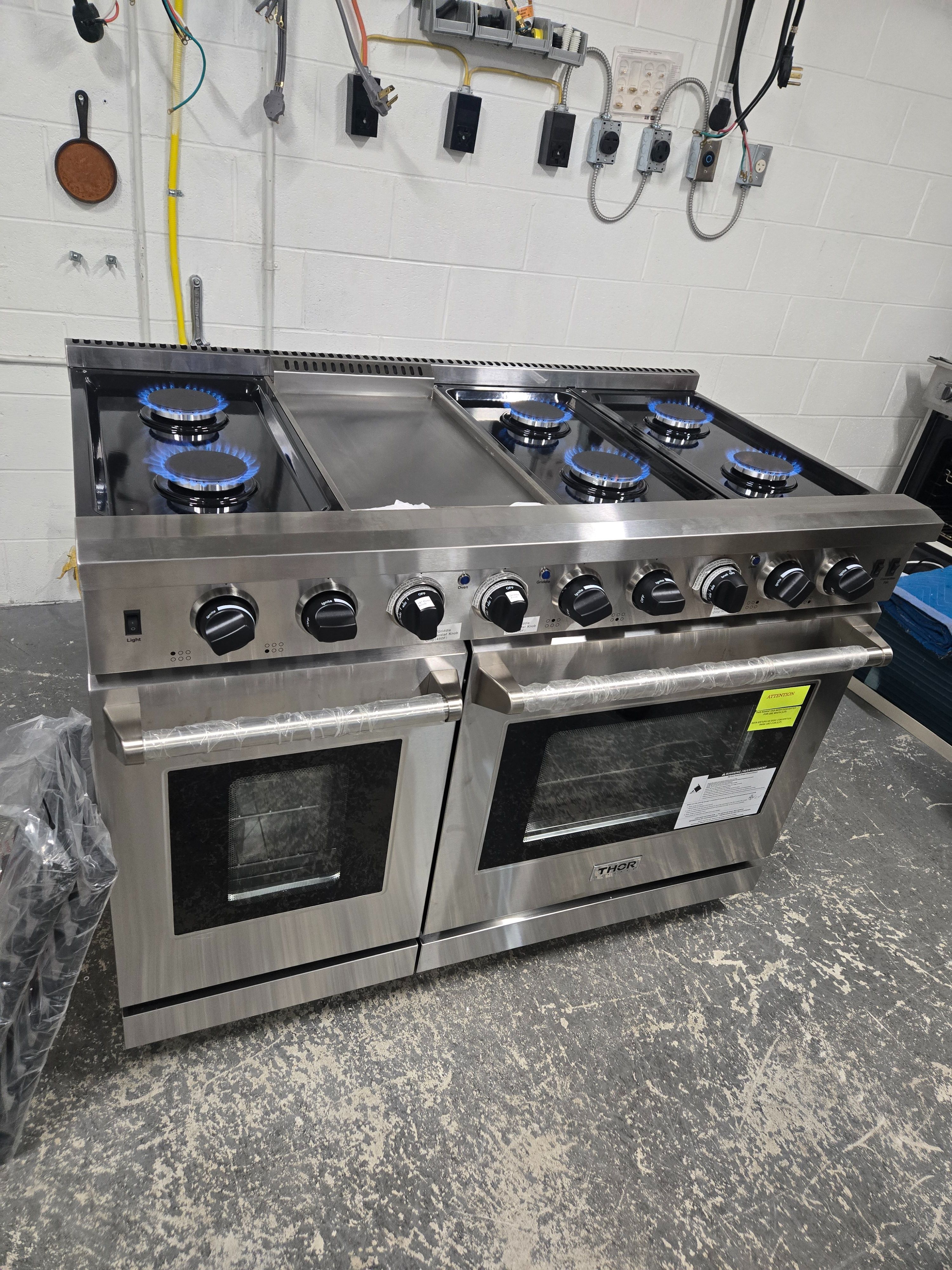 Brand New Thor Natural Gas 48-in Double Oven Range