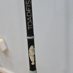 Toadfish Fishing Rod w/ Okuma 4000 Size Reel and 20lb Blue Vicious Braided Line and Bait Box (Small Cooler)