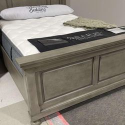 Letter Light Gray Queen/King Bed /P