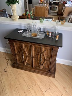 Licor Gabinete Table 