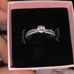 Women’s full round diamond promise ring 