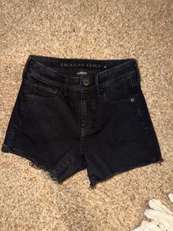 black American Eagle the dream Jean denim shorts feature a distressed, raw frayed hem size 4