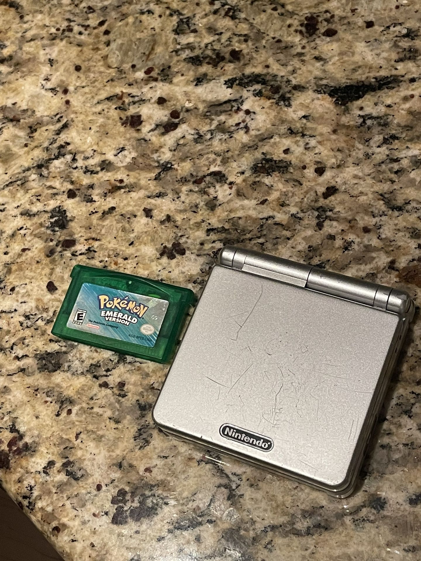 Pokémon Emerald With GBA sp