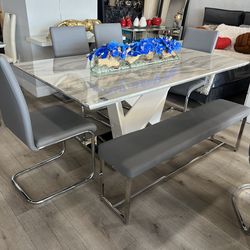 Comedor moderno con 4 sillas y banco