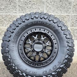 17" KMC rims w- 35" Toyo M/T Open Country 