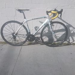 Road Carbon Bike with Duotrap Sensor Included 