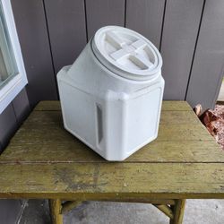 GAMMA Vittles Vault Stackable Pet Food Storage Container. 
