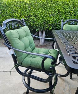Good Quality high dining set with 4 Barstools chairs /outdoor Furniture/Cash Only