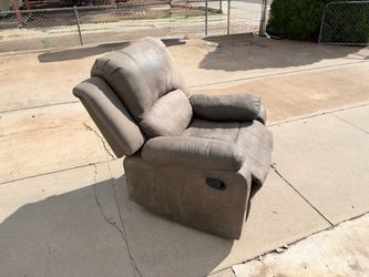 Comfortable Brown Recliner Chair – Fully Reclines